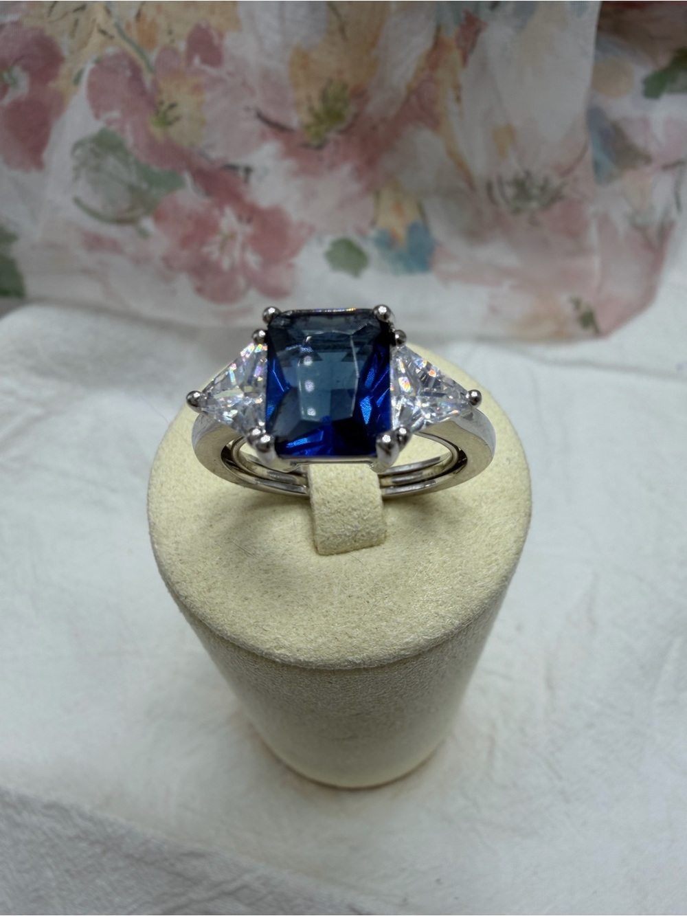Vintage Avon Blue Stone Ring with Clear Trillion Side Stones - #450r